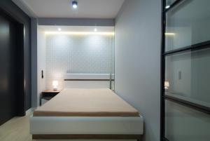 Schlafzimmer mit einem Bett und einer Glaswand in der Unterkunft Apartament Przytulny in Kazimierz Dolny