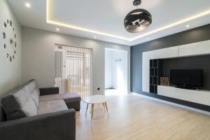 Televízia a/alebo spoločenská miestnosť v ubytovaní Apartament Przytulny + 4 fotografie