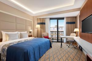 A bed or beds in a room at Ramada by Wyndham Sakarya Hendek