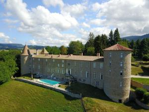 una vista aérea de un gran edificio con piscina en Château De Vollore, en Vollore-Ville