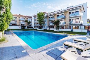 una piscina frente a un edificio en Apartamentos Sunway Apollo, en Sitges