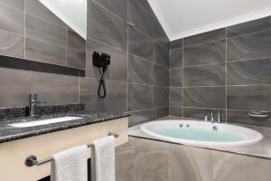 A bathroom at Ramada by Wyndham Sakarya Hendek