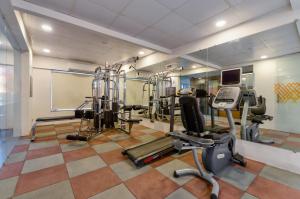 un gimnasio con varios equipos de ejercicio en una habitación en Ginger Surat City Centre en Surat