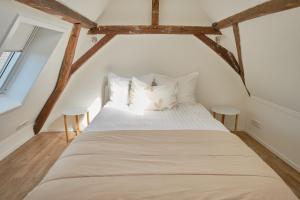 Tempat tidur dalam kamar di Het Gecroonde Swaert B&B