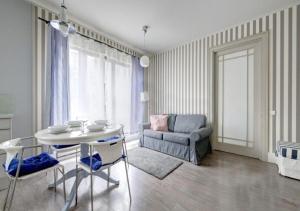 ein Wohnzimmer mit einem Tisch und einem Sofa in der Unterkunft Apartamenty Szafarnia Old Town in Danzig