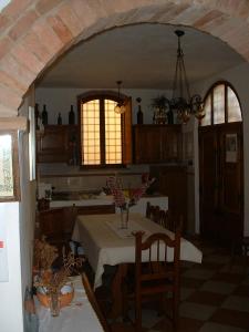 cocina con mesa y comedor en Il Pozzo Della Citerna, en Castelnuovo Berardenga
