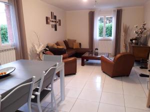 uma sala de estar com uma mesa e um sofá em Villa Madura em Canet