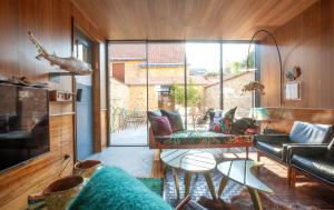 a living room with a couch and a table at Vis à Vis in Nieuwpoort