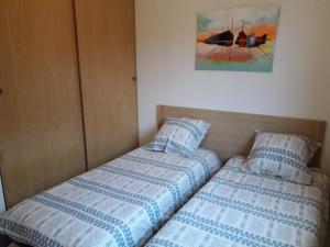 Duas camas sentadas uma ao lado da outra num quarto em Villa Madura em Canet
