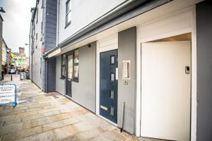 an empty alley with two doors on a building at Caernarfon Apartments in Caernarfon