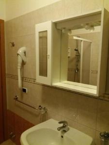 La salle de bains est pourvue d'un lavabo et d'un miroir. dans l'établissement Verde Mare 2, à Tortoreto Lido