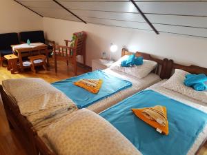 Voodi või voodid majutusasutuse Nena & Rale Rooms toas