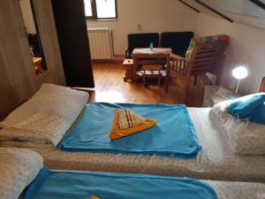Voodi või voodid majutusasutuse Nena & Rale Rooms toas