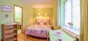 ein kleines Schlafzimmer mit einem Bett und einem Fenster in der Unterkunft ALPENGRUSS Apartment - Zimmer in Seefeld in Tirol