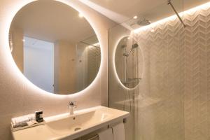 un baño con lavabo y espejo en Hotel Cap Negret, en Altea 37 fotos más