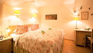 Ένα ή περισσότερα κρεβάτια σε δωμάτιο στο Hannas ALPENGRUSS Apartment & Zimmer