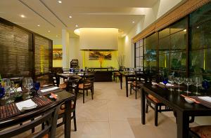 Un restaurante o sitio para comer en Occidental Papagayo - Adults Only All Inclusive