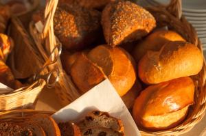 a basket filled with lots of loaves of bread at also-Hotel an der Hardt in Wuppertal