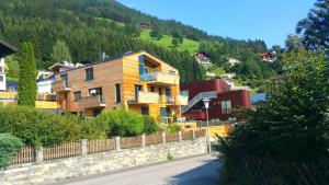 ein Haus an der Seite eines Berges in der Unterkunft Sun Matrei Apartments in Matrei in Osttirol