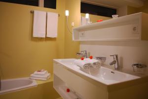 ein Badezimmer mit einem Waschbecken und einer Badewanne in der Unterkunft Sun Matrei Apartments in Matrei in Osttirol