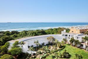 uma vista aérea de um edifício com o oceano ao fundo em First Group Breakers Resort - Official em Durban