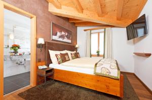 Postel nebo postele na pokoji v ubytování Eiger Mürren Swiss Quality Hotel