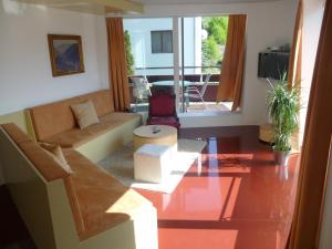 ein Wohnzimmer mit einem Sofa und einem Tisch in der Unterkunft Sun Matrei Apartments in Matrei in Osttirol