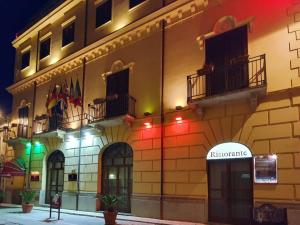 un edificio con un cartel en el costado en Hotel Centrale Spa & Relax, en Alcamo