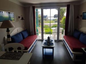 una sala de estar con un sofá y una mesa en Cap Marine 8, en Le Guilvinec