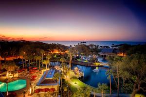 希爾頓頭島的住宿－Sonesta Resort Hilton Head Island，夜间享有度假村的空中景致