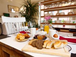 אפשרויות ארוחת הבוקר המוצעות לאורחים ב-La Féline Blanche