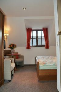 a hotel room with a bed and a window at Hotel Herres Alte Metzgerei in Leiwen