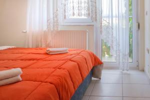 Ένα ή περισσότερα κρεβάτια σε δωμάτιο στο Vineyard Country House with Panoramic Seaview
