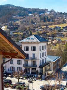 uitzicht op een stad vanuit een gebouw bij La Féline Blanche in Saint-Gervais-les-Bains