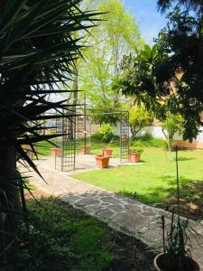 un jardín con una puerta y plantas en un patio en Dimora Il Tiglio- mini appartamenti, en Lecce