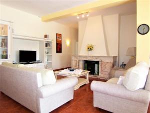 sala de estar con 2 sofás y chimenea en Beautiful 5 Bedroom Villa next to Benalmadena Marina, en Benalmádena