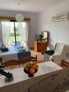 TV a/nebo společenská místnost v ubytování Seashell Apartments
