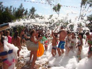 a group of people playing in cotton balls at Camping Torre Castiglione in Torre Lapillo