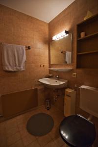 StocksbergにあるHaus Talblickのバスルーム(洗面台、トイレ付)