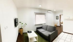 TV a/nebo společenská místnost v ubytování Modern Apartment 2