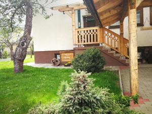 une terrasse couverte d'une maison avec une terrasse en bois dans l'établissement Angi's Apartment, à Sankt Lorenzen ob Murau