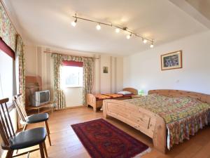 - une chambre avec un lit et une télévision dans l'établissement Quaint Cottage in Kuchelscheid with Terrace, à Küchelscheid