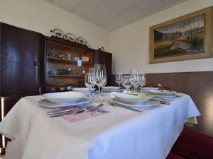 - une table avec un chiffon de table blanc et des verres à vin dans l'établissement Quaint Cottage in Kuchelscheid with Terrace, à Küchelscheid