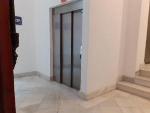 una puerta de ascensor en un edificio con suelo de baldosa en Apartamento Centro Histórico I, en Málaga
