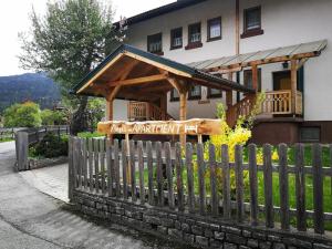 a wooden fence in front of a house at Angi's Apartment in Sankt Lorenzen ob Murau