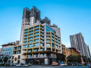 ein großes Gebäude in einer Stadtstraße mit hohen Gebäuden in der Unterkunft Lavande Hotel Fangchenggang Administrative Center in Gongche