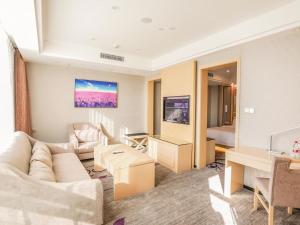 ein Wohnzimmer mit Sofa und Tisch in der Unterkunft Lavande Hotel Fangchenggang Administrative Center in Gongche