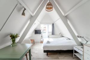 Postel nebo postele na pokoji v ubytování Brederode Studio's & Apartments Zandvoort