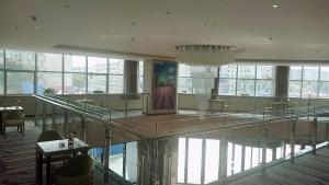 銀川的住宿－麗枫酒店·银川火车站万达店，大型客房设有桌椅和窗户。