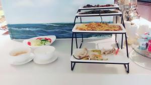 una mesa con tres niveles de platos de comida en Lavande Hotel Huizhou Nan Station Wanda Square, en Huiyangshi